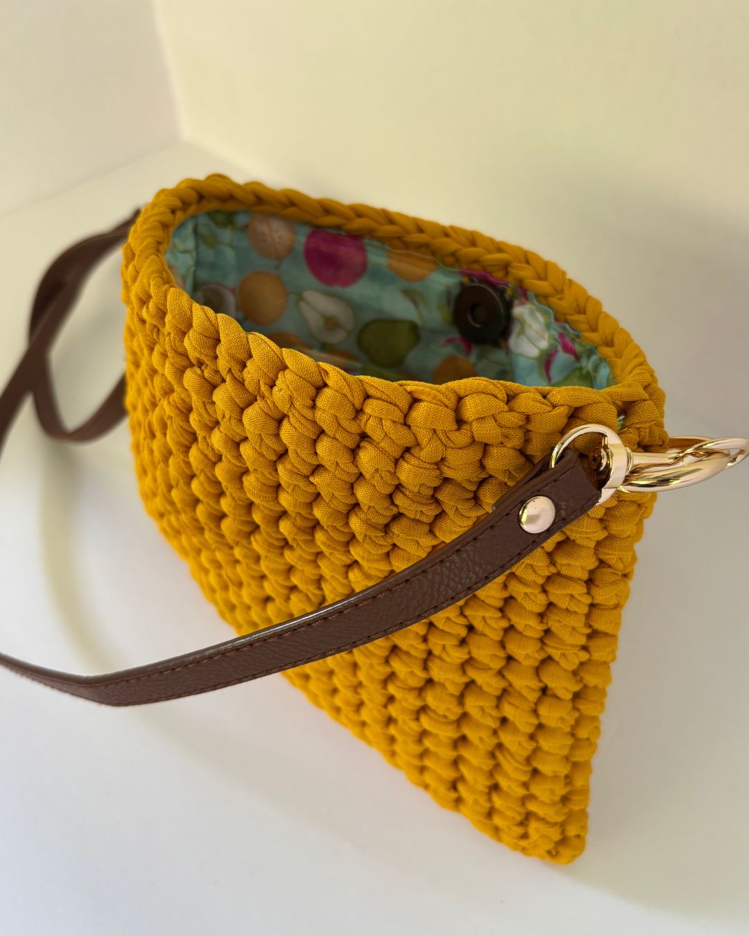 Magdalena Cartera Crossbody en Crochet con Trapillo Brasileño
