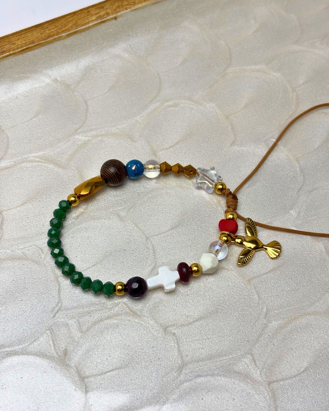 Pulsera Historia de Jesús en Hilo Crema, Beads y Charm de Paloma