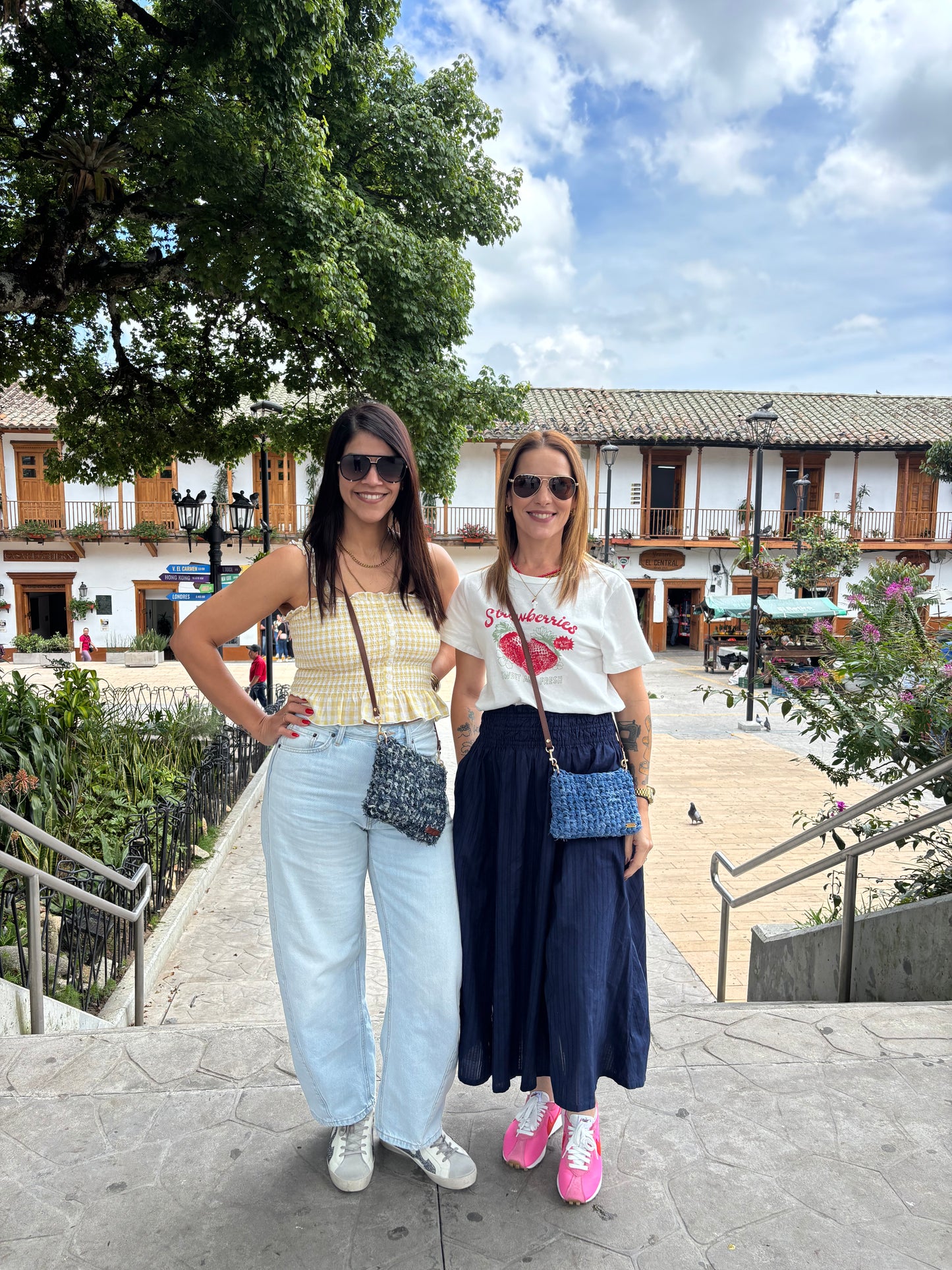 PRE-ORDEN Teresa 2 en 1 Denim Crossbody Bag + Clutch Purse Color: Trapillo Azul