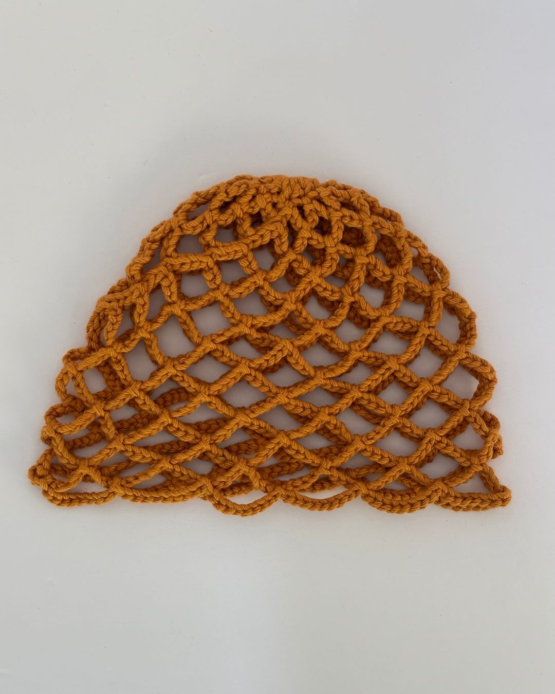 Ochre Net Mesh Hat: Gorro Mostaza en Tendencia en Crochet