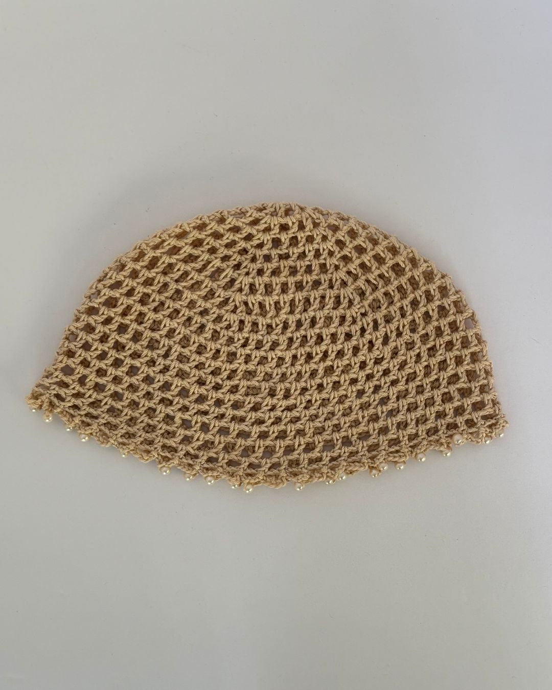 Renatta Cream Pearl Mesh Hat: Gorro Crema con Perlas de Imitación en Tendencia en Crochet
