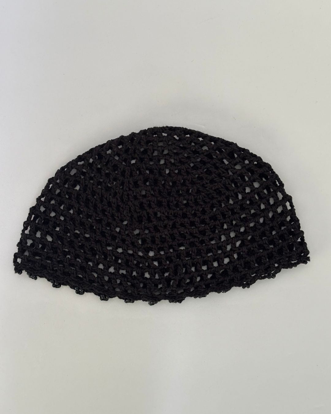 Renatta Black Pearl Mesh Hat: Gorro Negro con Perlas de Imitación en Tendencia en Crochet