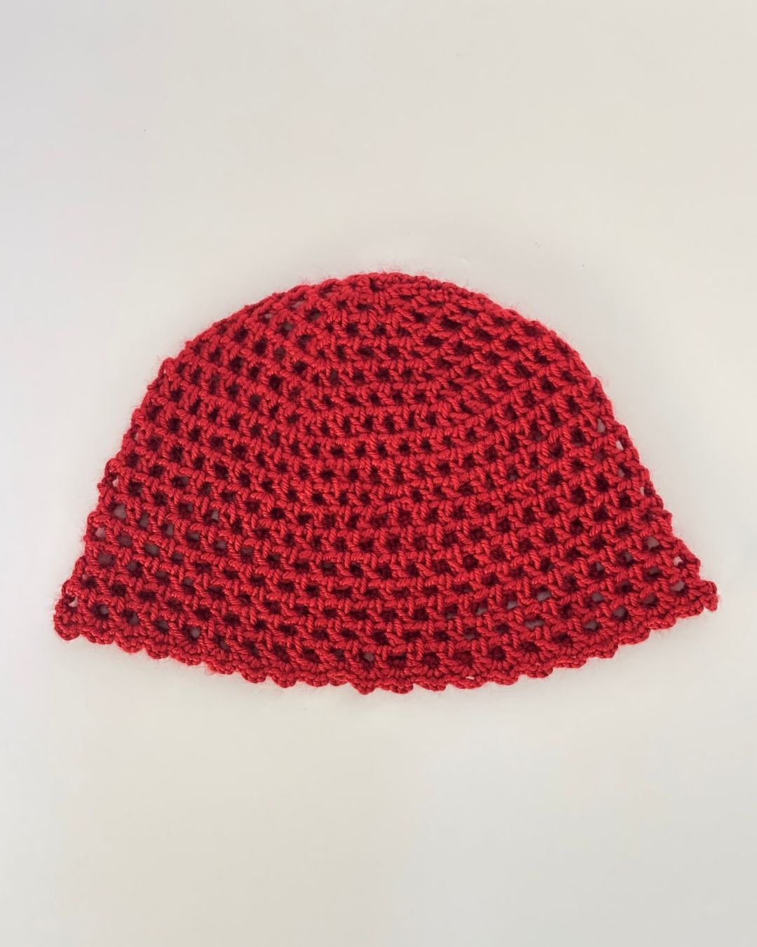 Renatta Rubro Mesh Hat: Gorro Rojo Vino en Tendencia en Crochet