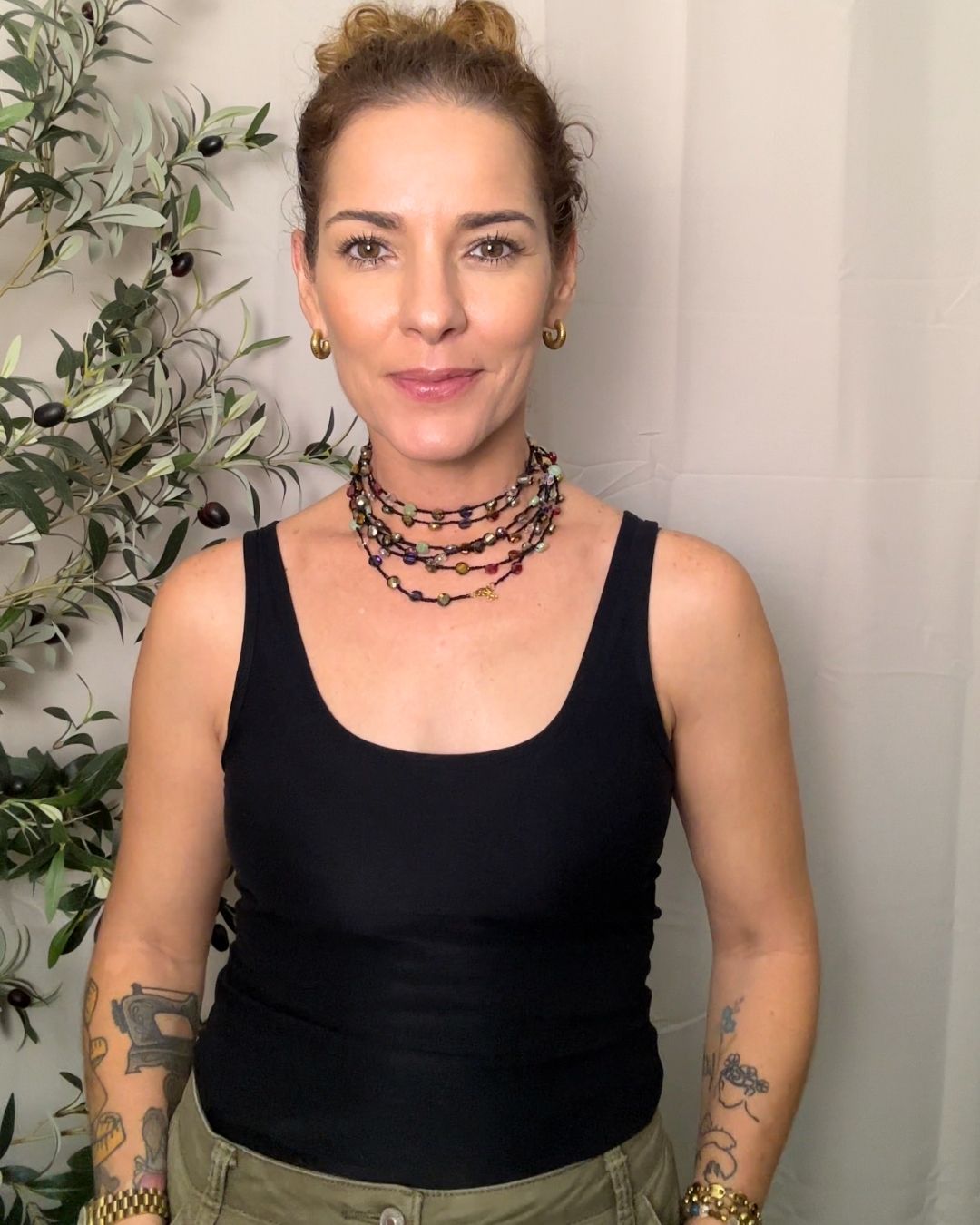 Collar Rut: Mil Formas (Tonos: Verde Chatré, Rosas, Rojos & Hilo: Negro) -  Tejido a Mano en Crochet con Piedras, Cristales y Semipreciosas