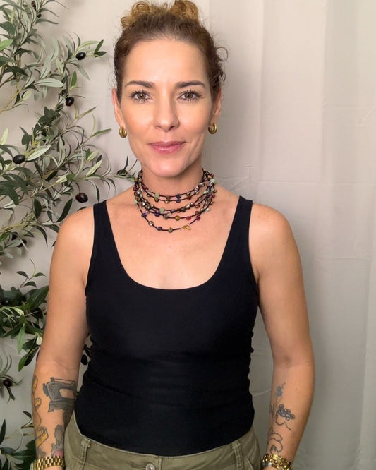 Collar Rut: Mil Formas (Tonos: Verde Chatré, Rosas, Rojos & Hilo: Negro) -  Tejido a Mano en Crochet con Piedras, Cristales y Semipreciosas