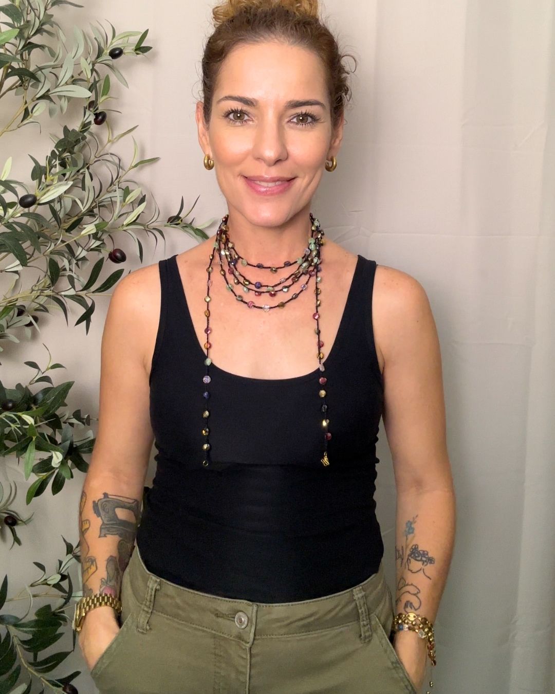 Collar Rut: Mil Formas (Tonos: Verde Chatré, Rosas, Rojos & Hilo: Negro) -  Tejido a Mano en Crochet con Piedras, Cristales y Semipreciosas