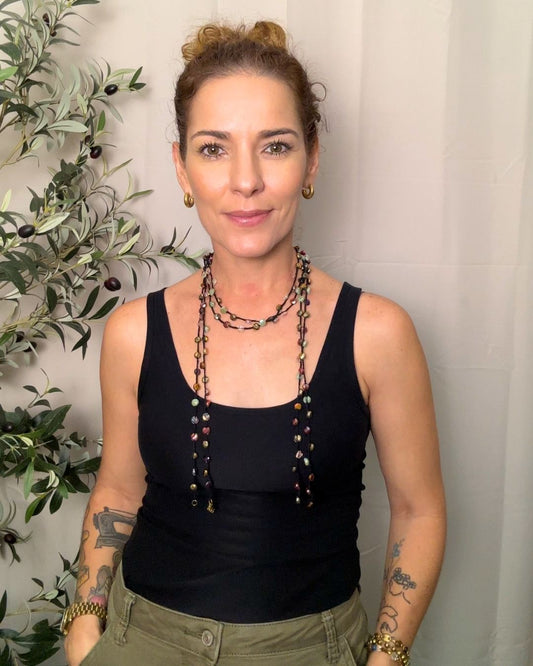 Collar Rut: Mil Formas (Tonos: Verde Chatré, Rosas, Rojos & Hilo: Negro) -  Tejido a Mano en Crochet con Piedras, Cristales y Semipreciosas
