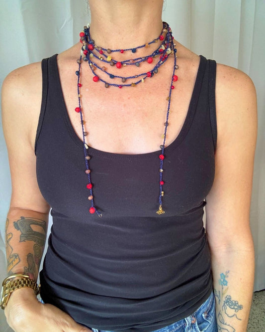 Collar Rut: Mil Formas (Tonos: Rojo, Marrones, Cremas Bead de Estrella Dorada Negro & Hilo: Azul) -  Tejido a Mano en Crochet con Piedras, Cristales y Semipreciosas