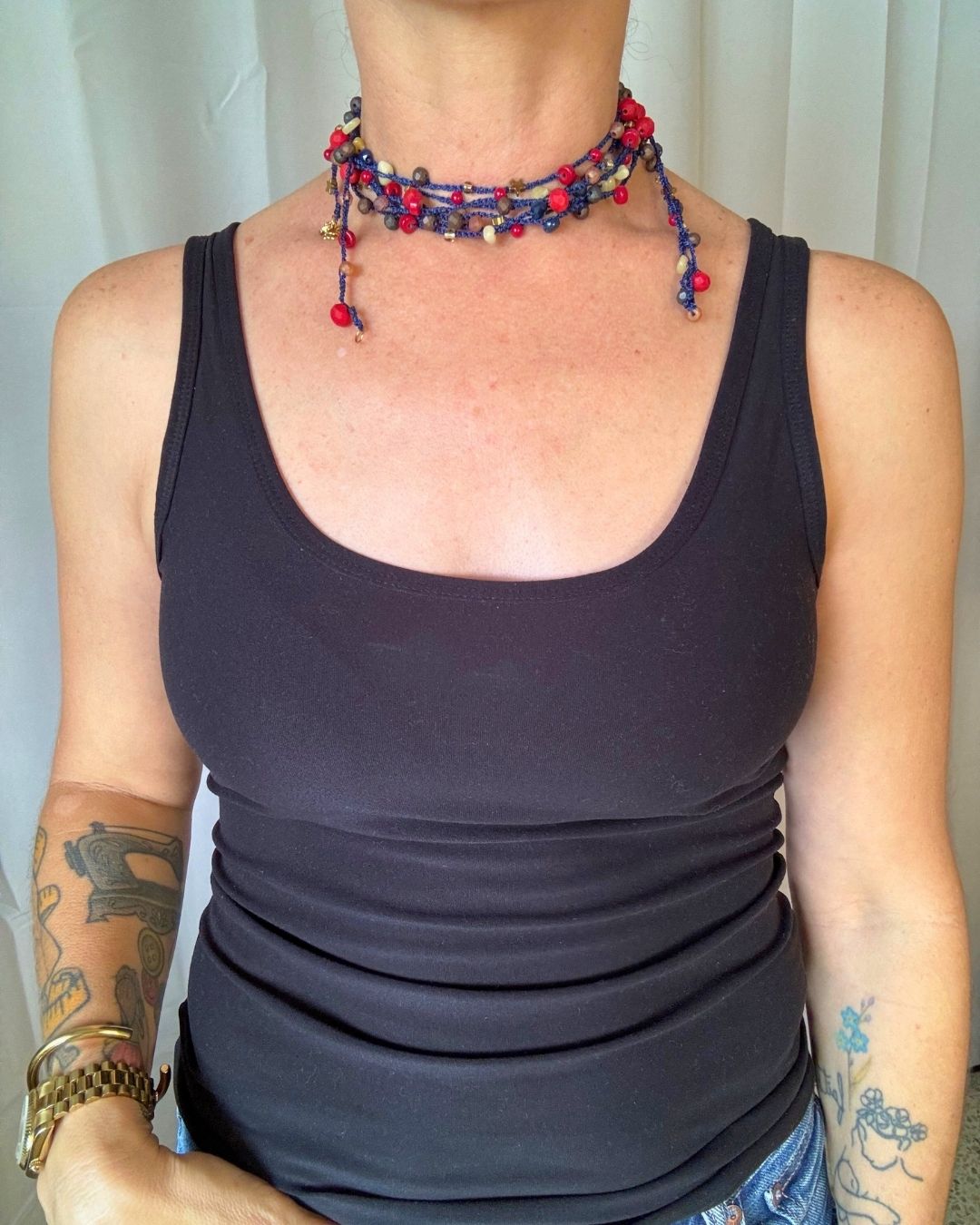 Collar Rut: Mil Formas (Tonos: Rojo, Marrones, Cremas Bead de Estrella Dorada Negro & Hilo: Azul) -  Tejido a Mano en Crochet con Piedras, Cristales y Semipreciosas