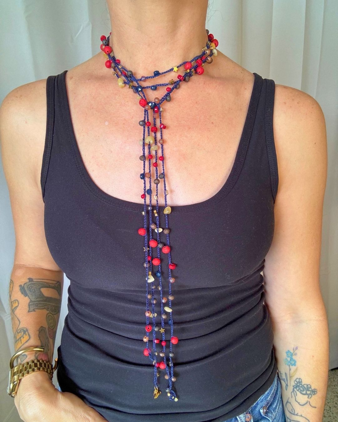 Collar Rut: Mil Formas (Tonos: Rojo, Marrones, Cremas Bead de Estrella Dorada Negro & Hilo: Azul) -  Tejido a Mano en Crochet con Piedras, Cristales y Semipreciosas