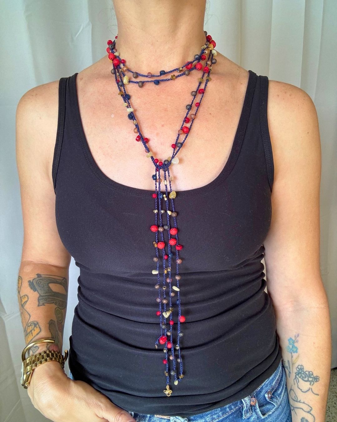 Collar Rut: Mil Formas (Tonos: Rojo, Marrones, Cremas Bead de Estrella Dorada Negro & Hilo: Azul) -  Tejido a Mano en Crochet con Piedras, Cristales y Semipreciosas