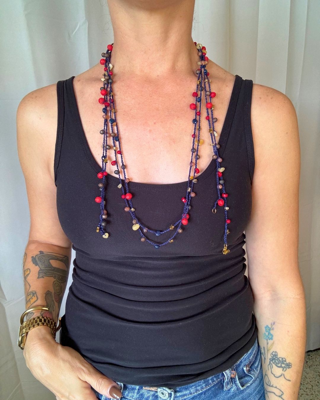 Collar Rut: Mil Formas (Tonos: Rojo, Marrones, Cremas Bead de Estrella Dorada Negro & Hilo: Azul) -  Tejido a Mano en Crochet con Piedras, Cristales y Semipreciosas