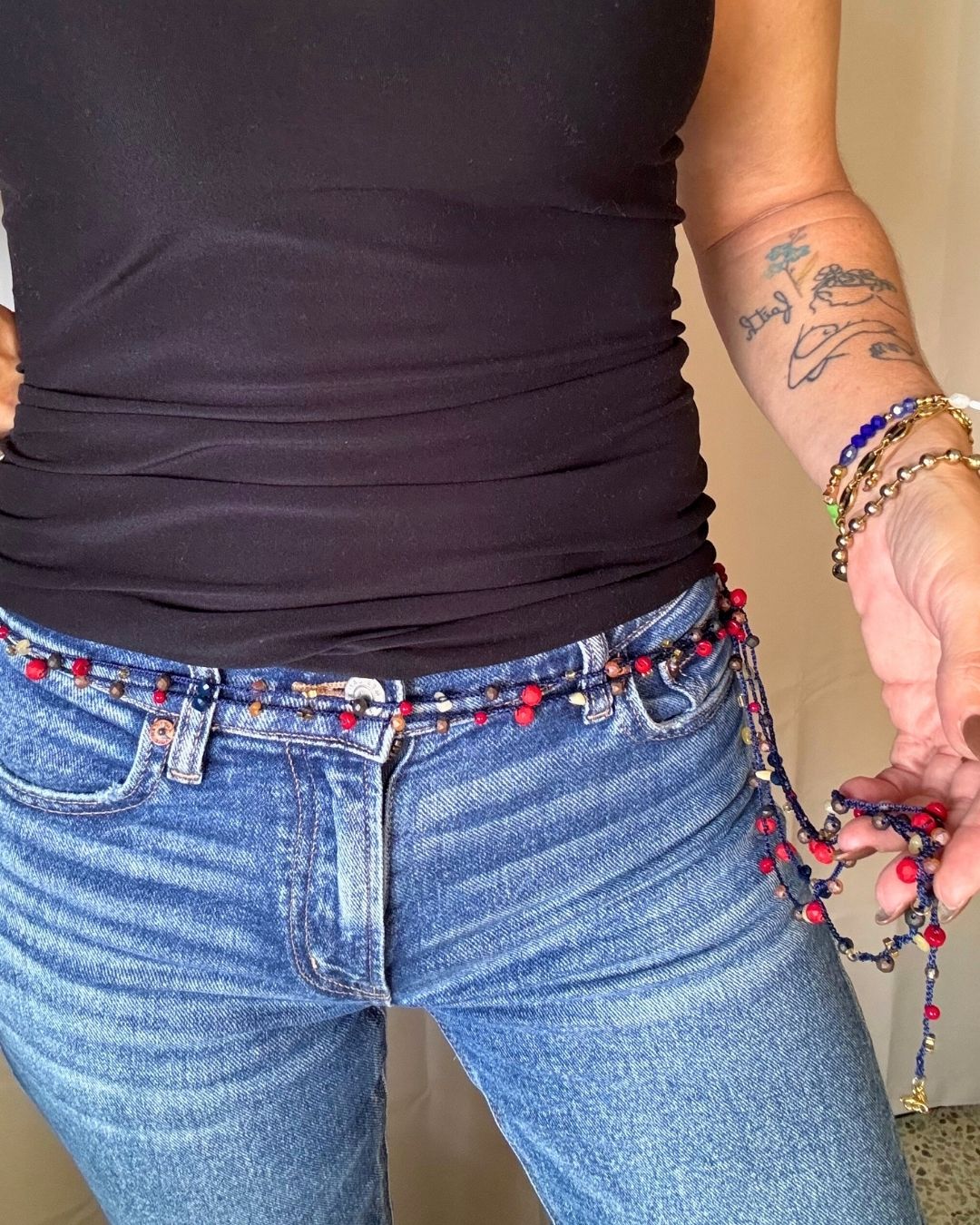 Collar Rut: Mil Formas (Tonos: Rojo, Marrones, Cremas Bead de Estrella Dorada Negro & Hilo: Azul) -  Tejido a Mano en Crochet con Piedras, Cristales y Semipreciosas