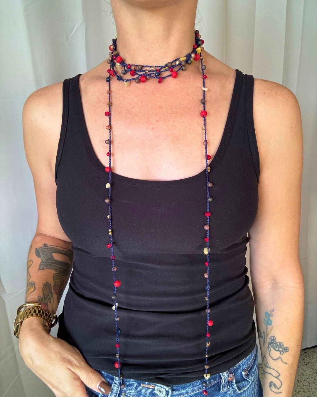 Collar Rut: Mil Formas (Tonos: Rojo, Marrones, Cremas Bead de Estrella Dorada Negro & Hilo: Azul) -  Tejido a Mano en Crochet con Piedras, Cristales y Semipreciosas