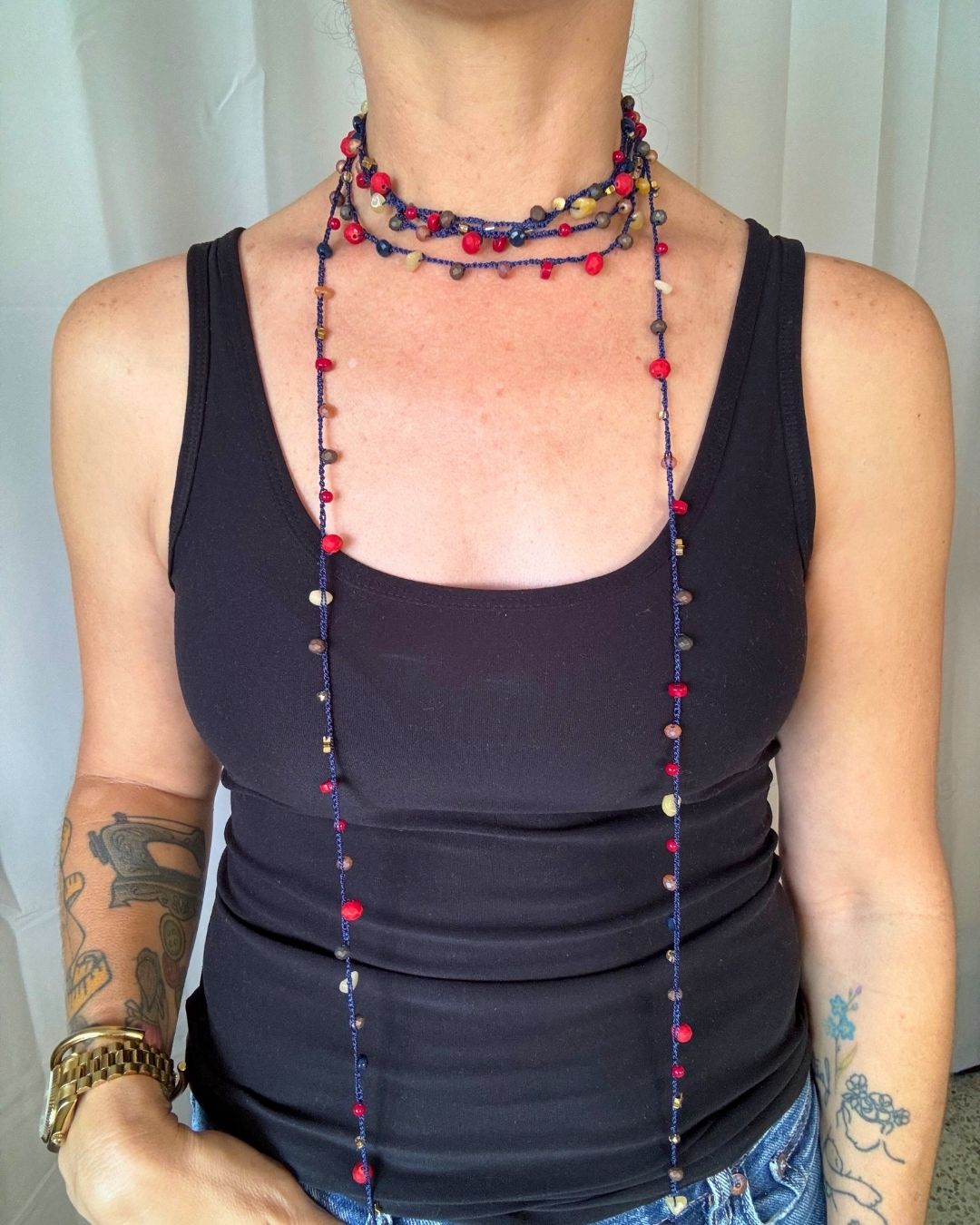 Collar Rut: Mil Formas (Tonos: Rojo, Marrones, Cremas Bead de Estrella Dorada Negro & Hilo: Azul) -  Tejido a Mano en Crochet con Piedras, Cristales y Semipreciosas