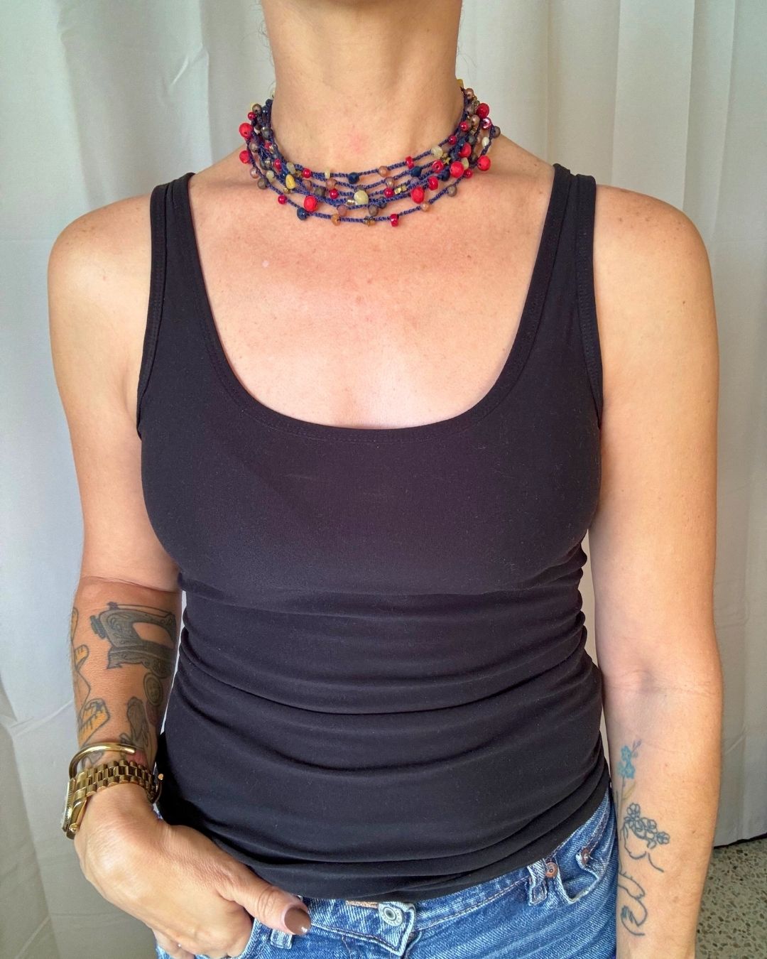 Collar Rut: Mil Formas (Tonos: Rojo, Marrones, Cremas Bead de Estrella Dorada Negro & Hilo: Azul) -  Tejido a Mano en Crochet con Piedras, Cristales y Semipreciosas