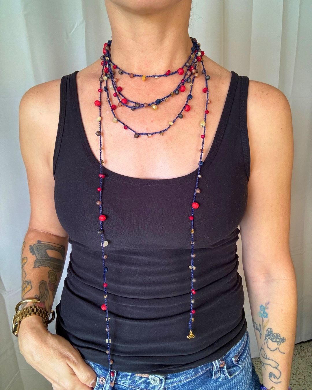 Collar Rut: Mil Formas (Tonos: Rojo, Marrones, Cremas Bead de Estrella Dorada Negro & Hilo: Azul) -  Tejido a Mano en Crochet con Piedras, Cristales y Semipreciosas