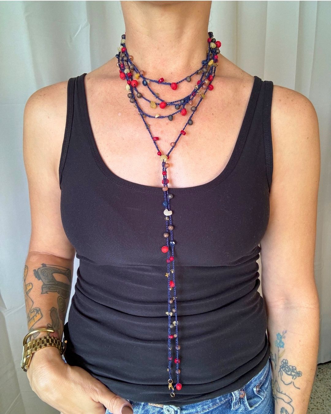 Collar Rut: Mil Formas (Tonos: Rojo, Marrones, Cremas Bead de Estrella Dorada Negro & Hilo: Azul) -  Tejido a Mano en Crochet con Piedras, Cristales y Semipreciosas