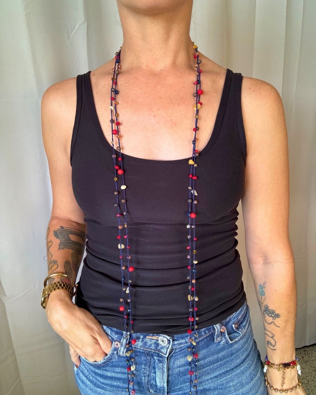 Collar Rut: Mil Formas (Tonos: Rojo, Marrones, Cremas Bead de Estrella Dorada Negro & Hilo: Azul) -  Tejido a Mano en Crochet con Piedras, Cristales y Semipreciosas