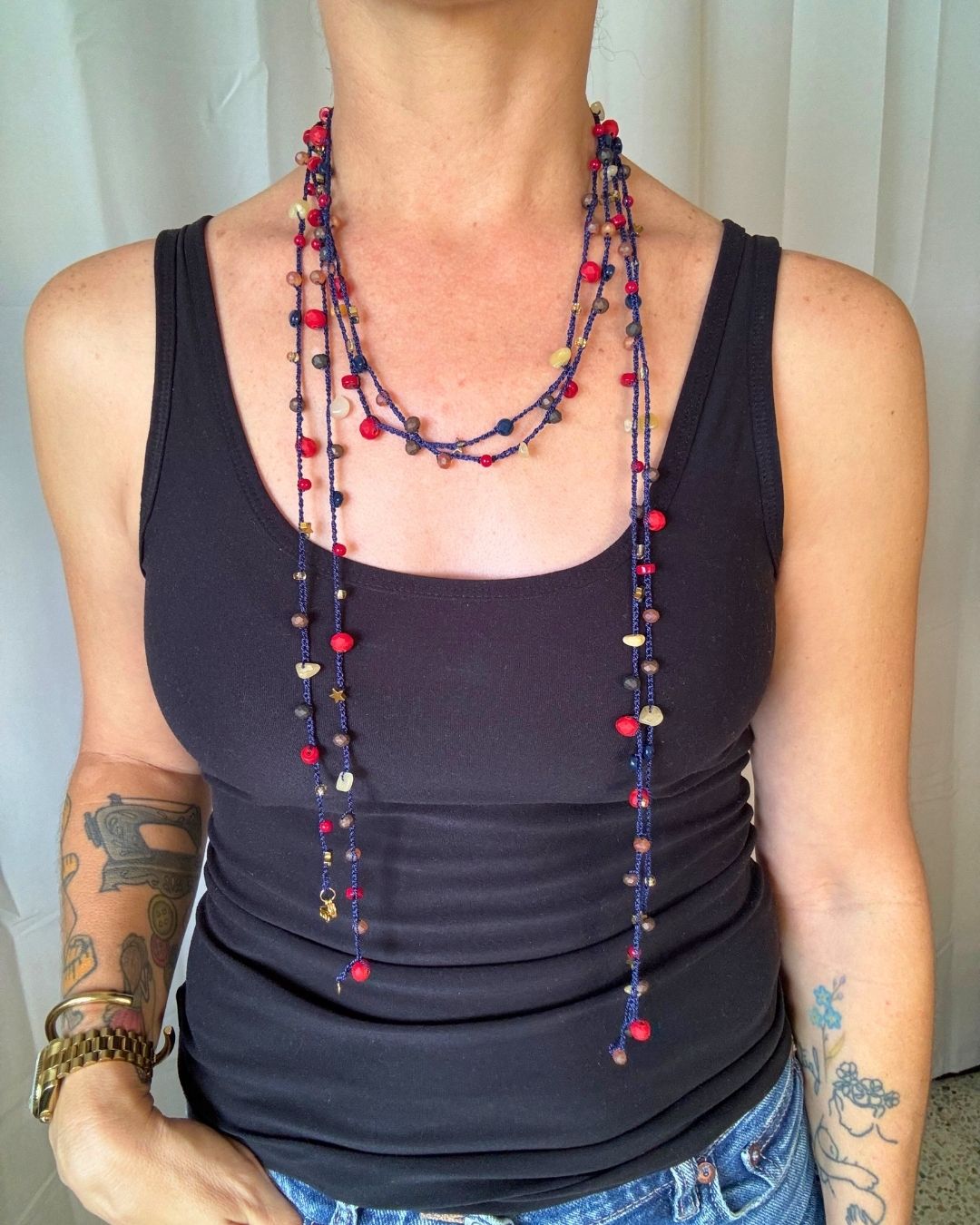 Collar Rut: Mil Formas (Tonos: Rojo, Marrones, Cremas Bead de Estrella Dorada Negro & Hilo: Azul) -  Tejido a Mano en Crochet con Piedras, Cristales y Semipreciosas