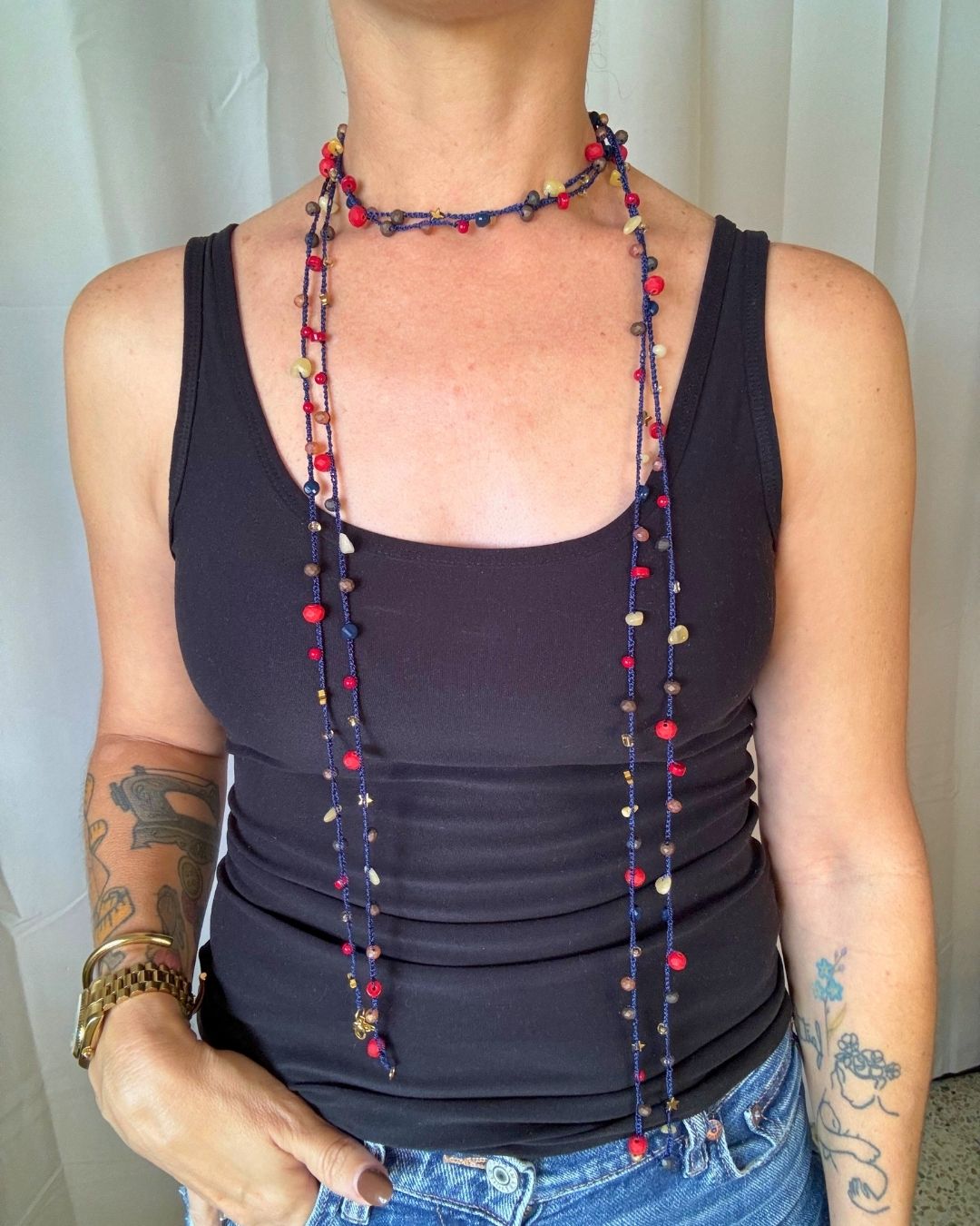 Collar Rut: Mil Formas (Tonos: Rojo, Marrones, Cremas Bead de Estrella Dorada Negro & Hilo: Azul) -  Tejido a Mano en Crochet con Piedras, Cristales y Semipreciosas