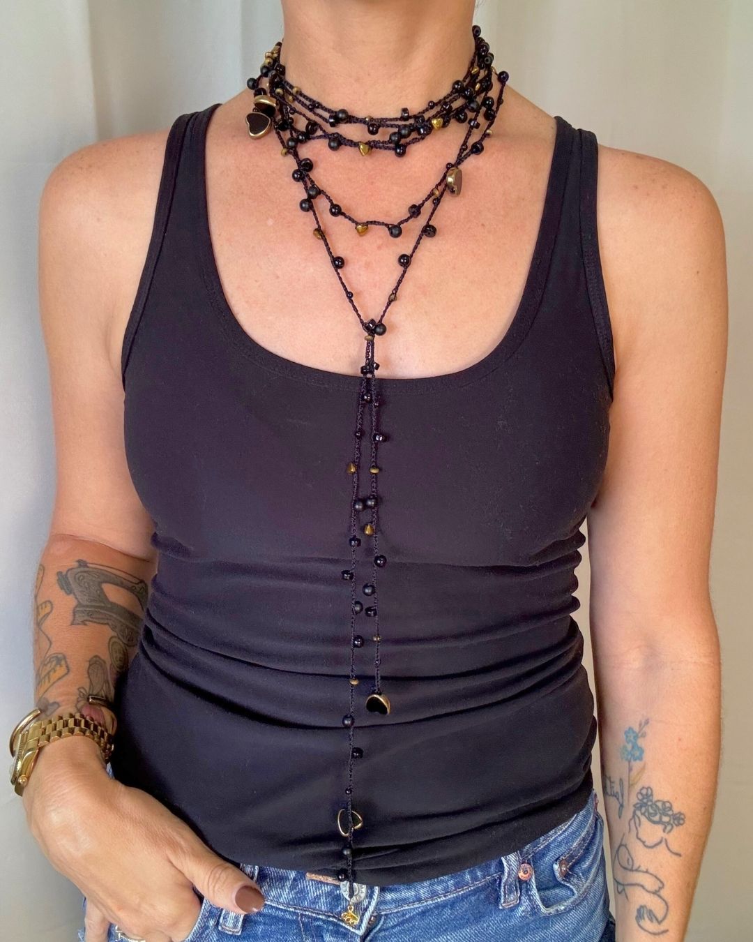 Collar Rut: Mil Formas (Tonos: Negro y Dorado, Bead de Corazón Negro & Hilo: Negro) -  Tejido a Mano en Crochet con Piedras, Cristales y Semipreciosas