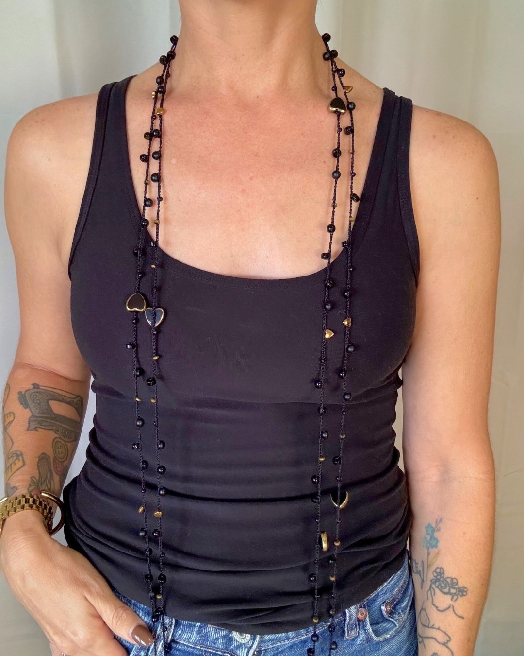 Collar Rut: Mil Formas (Tonos: Negro y Dorado, Bead de Corazón Negro & Hilo: Negro) -  Tejido a Mano en Crochet con Piedras, Cristales y Semipreciosas