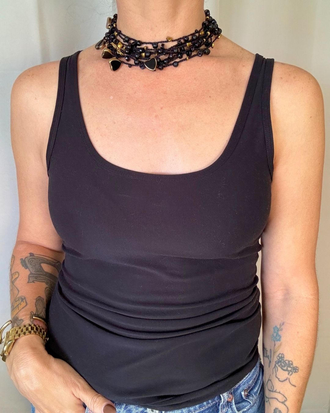Collar Rut: Mil Formas (Tonos: Negro y Dorado, Bead de Corazón Negro & Hilo: Negro) -  Tejido a Mano en Crochet con Piedras, Cristales y Semipreciosas