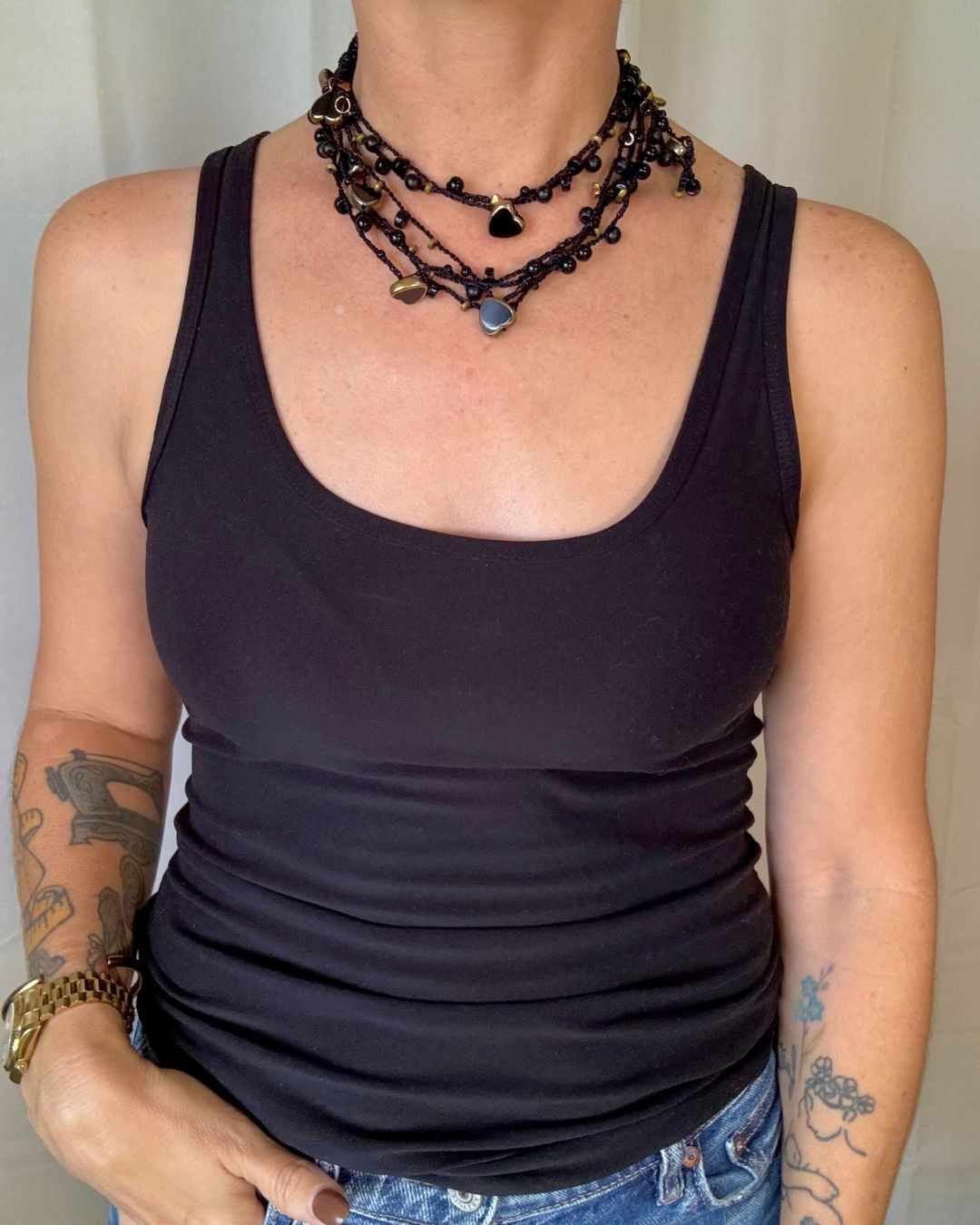 Collar Rut: Mil Formas (Tonos: Negro y Dorado, Bead de Corazón Negro & Hilo: Negro) -  Tejido a Mano en Crochet con Piedras, Cristales y Semipreciosas