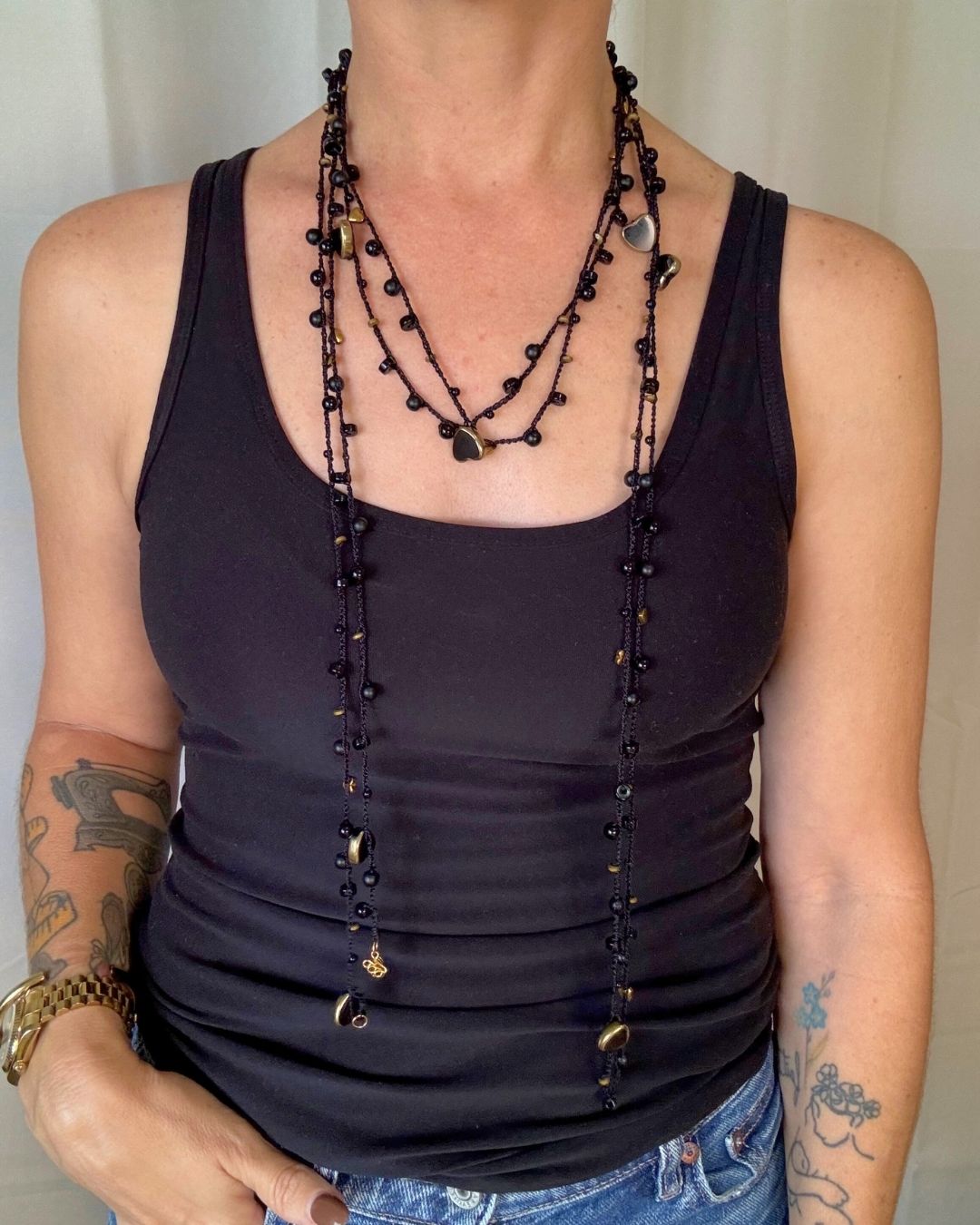 Collar Rut: Mil Formas (Tonos: Negro y Dorado, Bead de Corazón Negro & Hilo: Negro) -  Tejido a Mano en Crochet con Piedras, Cristales y Semipreciosas