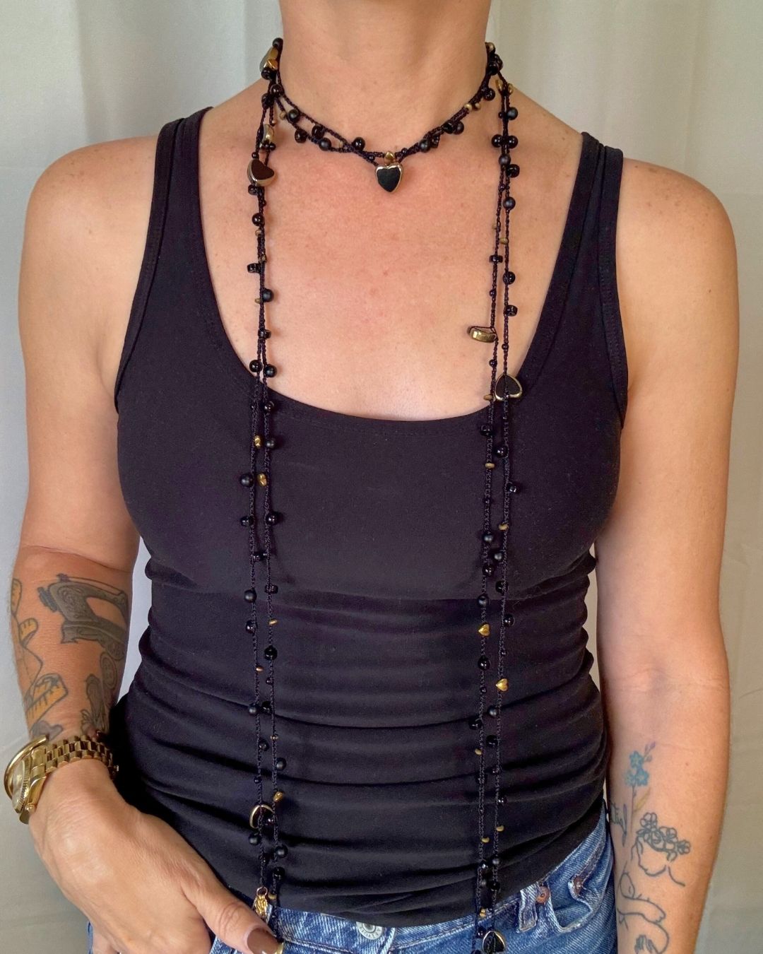 Collar Rut: Mil Formas (Tonos: Negro y Dorado, Bead de Corazón Negro & Hilo: Negro) -  Tejido a Mano en Crochet con Piedras, Cristales y Semipreciosas