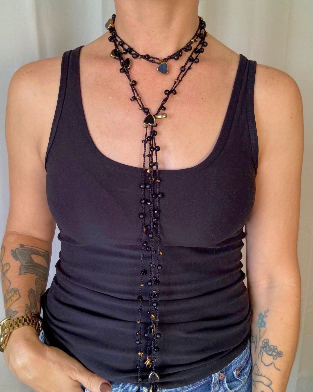 Collar Rut: Mil Formas (Tonos: Negro y Dorado, Bead de Corazón Negro & Hilo: Negro) -  Tejido a Mano en Crochet con Piedras, Cristales y Semipreciosas