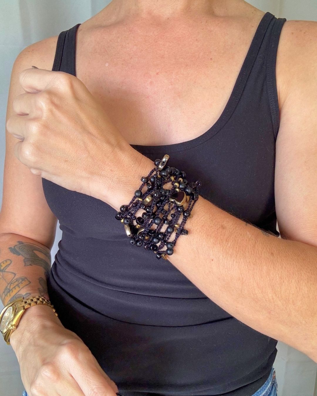 Collar Rut: Mil Formas (Tonos: Negro y Dorado, Bead de Corazón Negro & Hilo: Negro) -  Tejido a Mano en Crochet con Piedras, Cristales y Semipreciosas