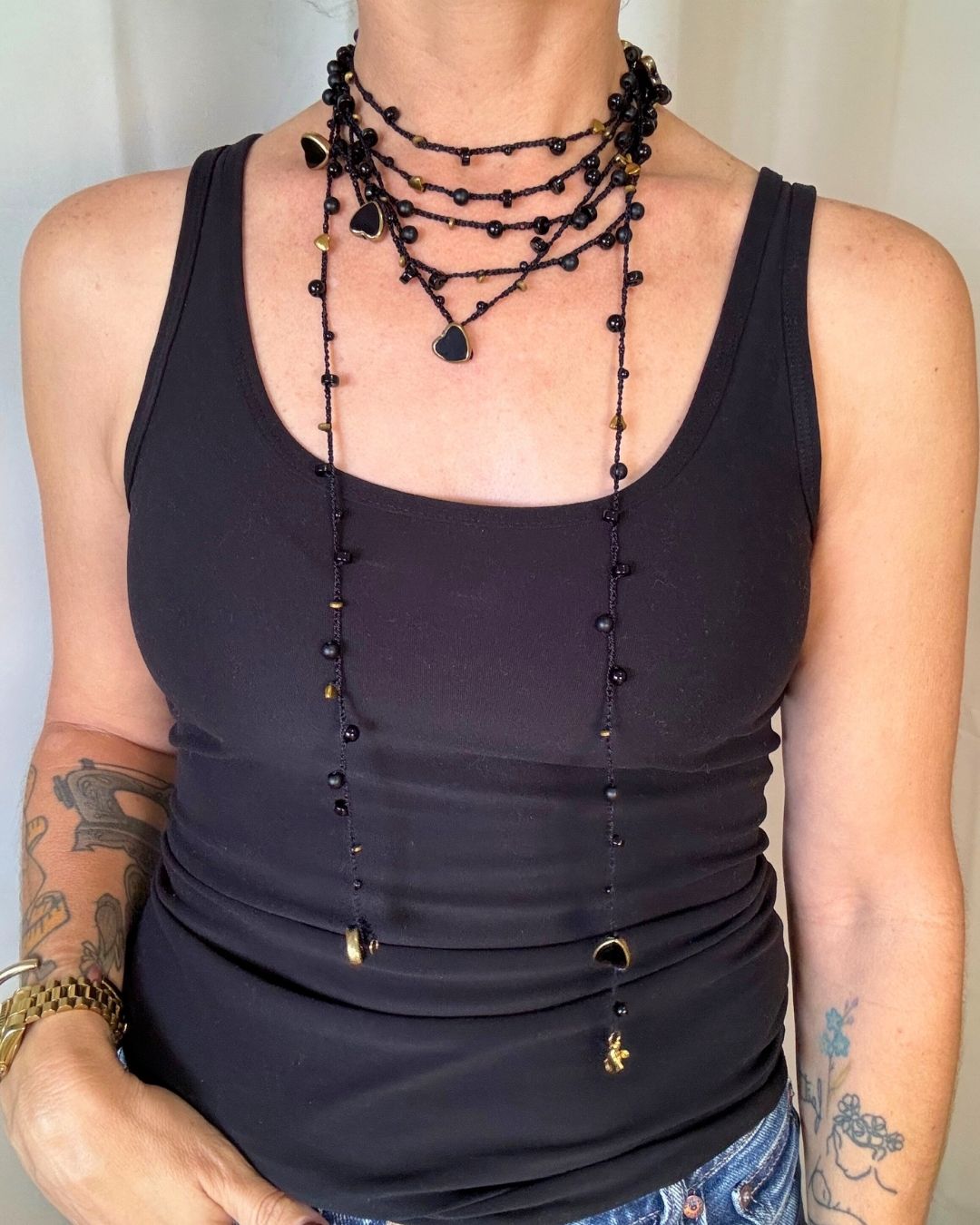 Collar Rut: Mil Formas (Tonos: Negro y Dorado, Bead de Corazón Negro & Hilo: Negro) -  Tejido a Mano en Crochet con Piedras, Cristales y Semipreciosas