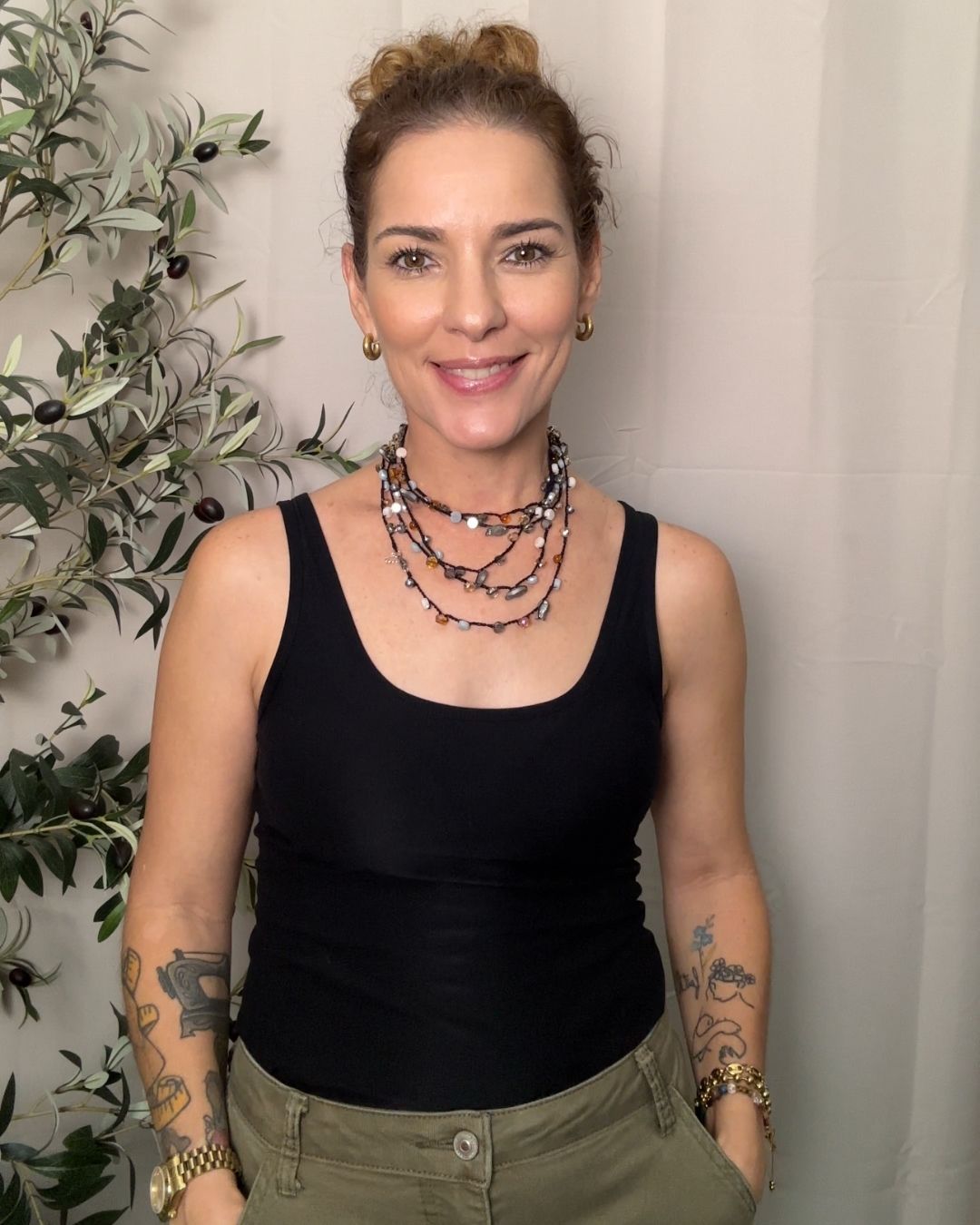 Collar Rut: Mil Formas (Tonos: Negro, Azul Cielo, Caramelo, Crema, Gris Balines de Plata Bead de Pez Plateado Negro & Hilo: Negro) -  Tejido a Mano en Crochet con Piedras, Cristales y Semipreciosas