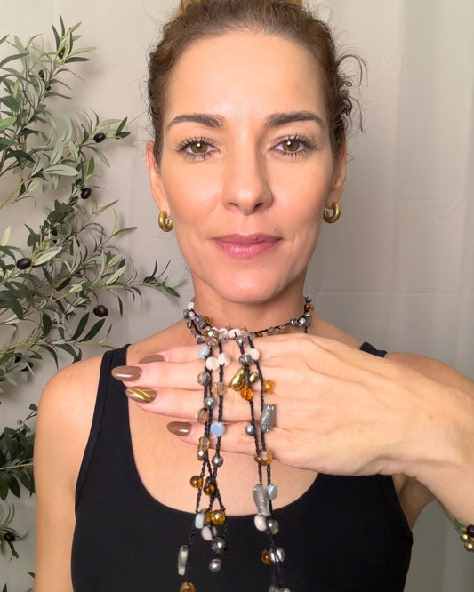 Collar Rut: Mil Formas (Tonos: Negro, Azul Cielo, Caramelo, Crema, Gris Balines de Plata Bead de Pez Plateado Negro & Hilo: Negro) -  Tejido a Mano en Crochet con Piedras, Cristales y Semipreciosas