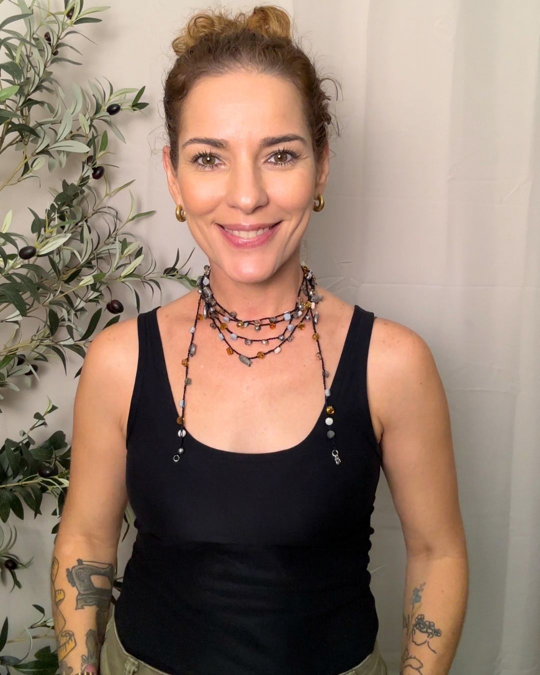 Collar Rut: Mil Formas (Tonos: Negro, Azul Cielo, Caramelo, Crema, Gris Balines de Plata Bead de Pez Plateado Negro & Hilo: Negro) -  Tejido a Mano en Crochet con Piedras, Cristales y Semipreciosas