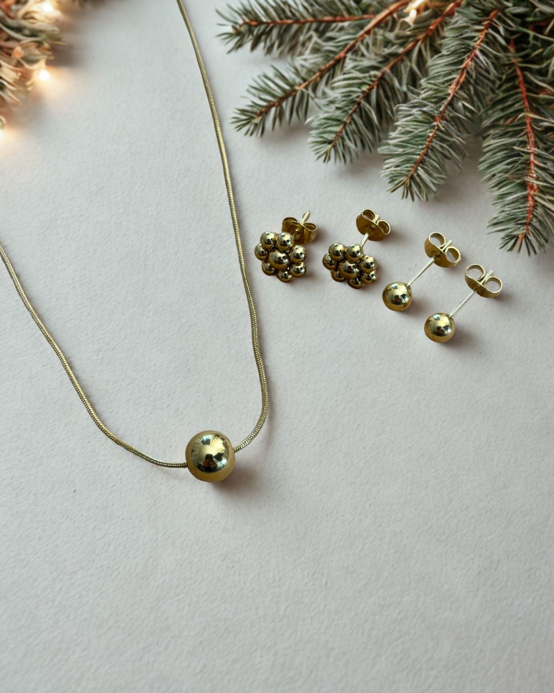 Bundle Fátima con REGALO: Collar con Pendant de Bola y Pantallas de Dormilonas de Flor + REGALO Set de Dormilonas de Bolita Stainless Steel + 18K Gold Plated