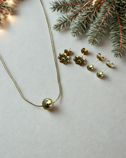 Bundle Fátima con REGALO: Collar con Pendant de Bola y Pantallas de Dormilonas de Flor + REGALO Set de Dormilonas de Bolita Stainless Steel + 18K Gold Plated