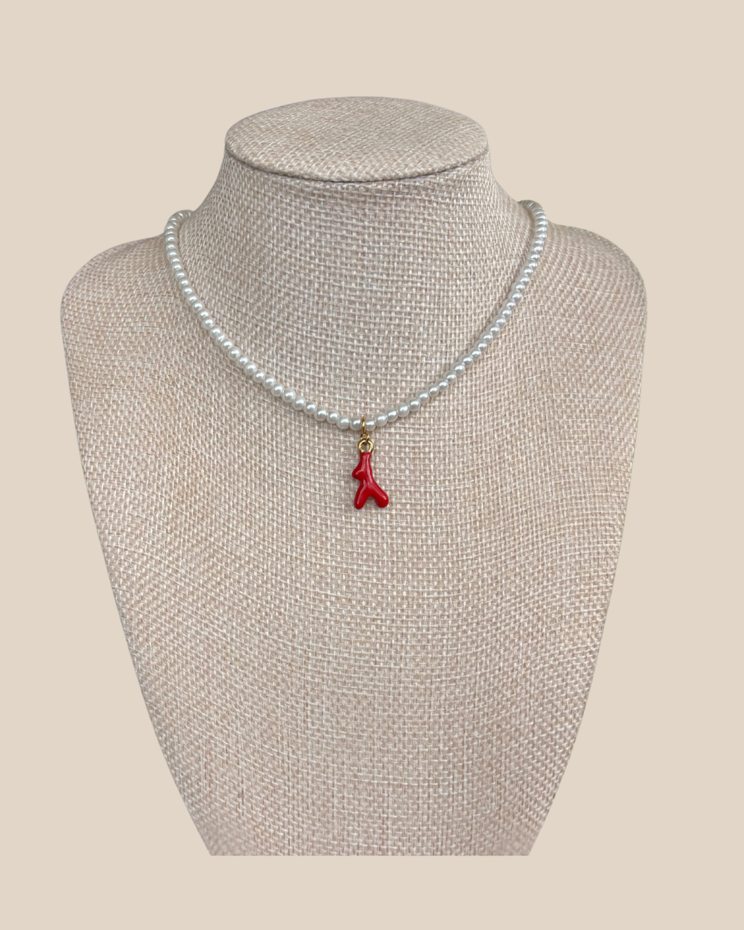 Ave Necklace: Perlas Artificiales con Charm de Coral
