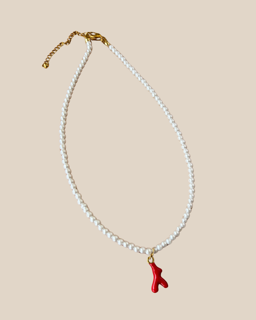 Ave Necklace: Perlas Artificiales con Charm de Coral