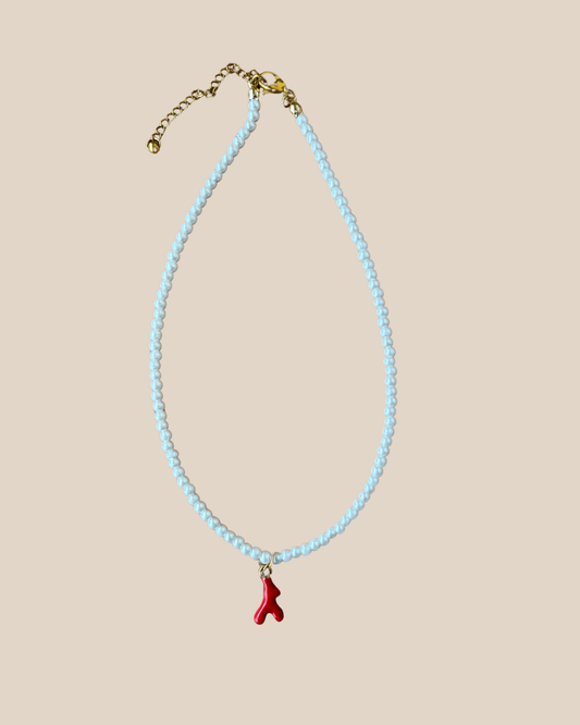 Ave Necklace: Perlas Artificiales con Charm de Coral