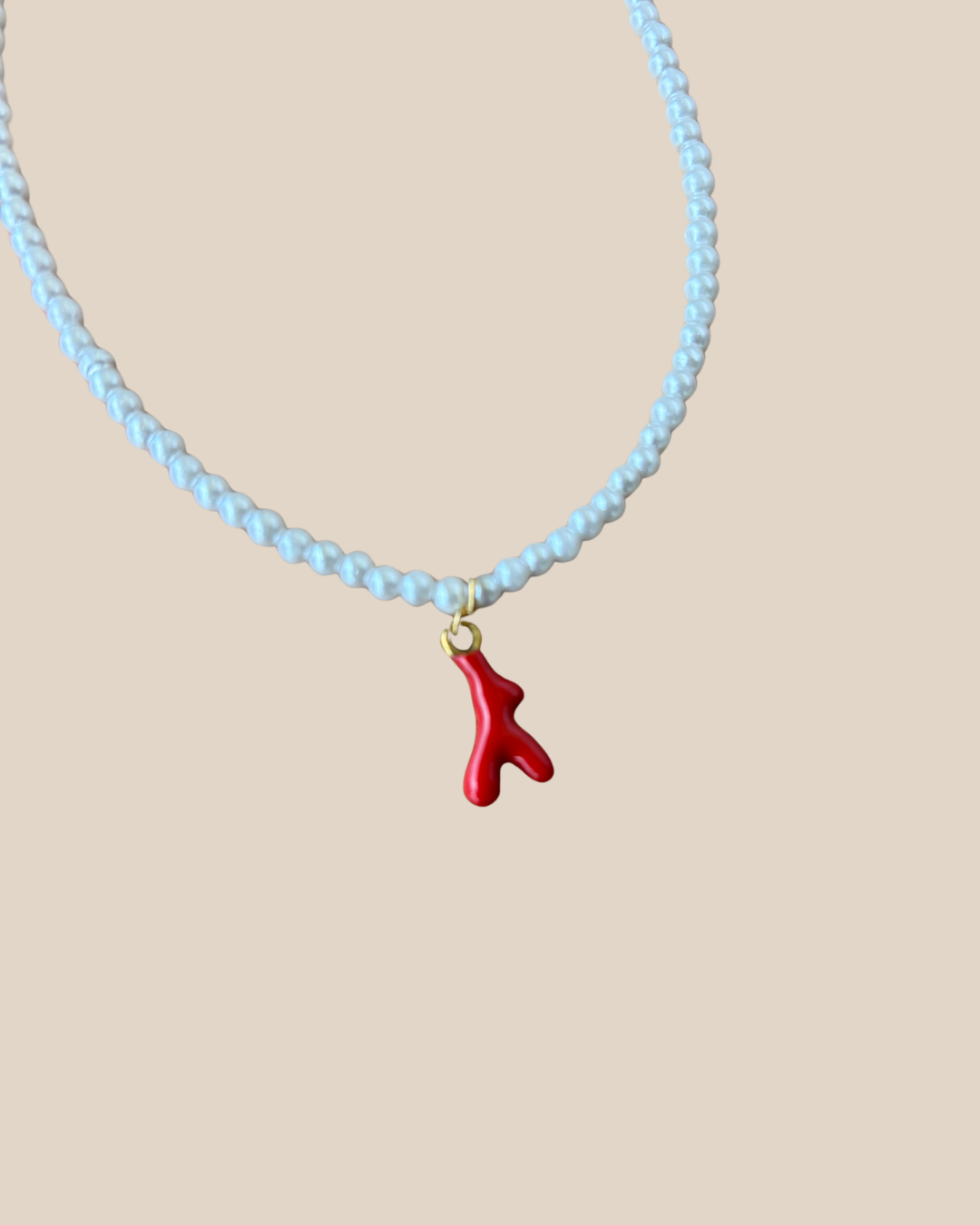 Ave Necklace: Perlas Artificiales con Charm de Coral