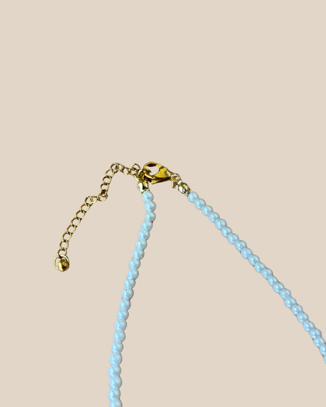 Ave Necklace: Perlas Artificiales con Charm de Coral