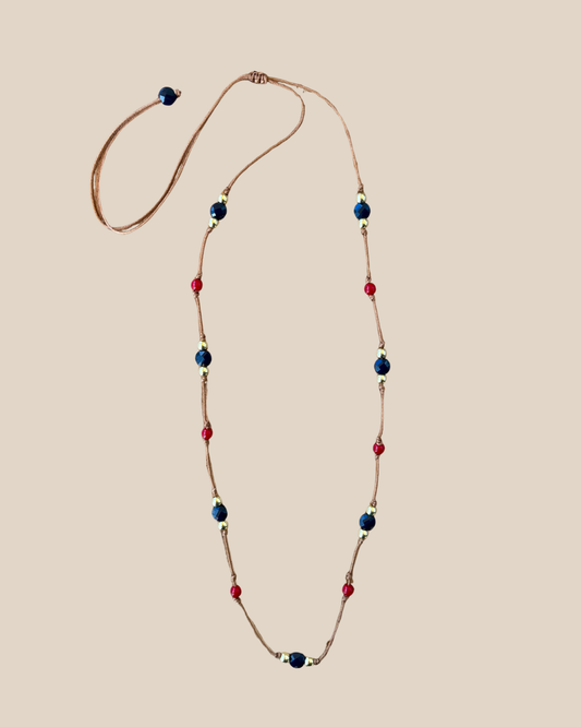 Ave Necklace: Cristales Azules y Rojos con Balines en Hilo Ajustable