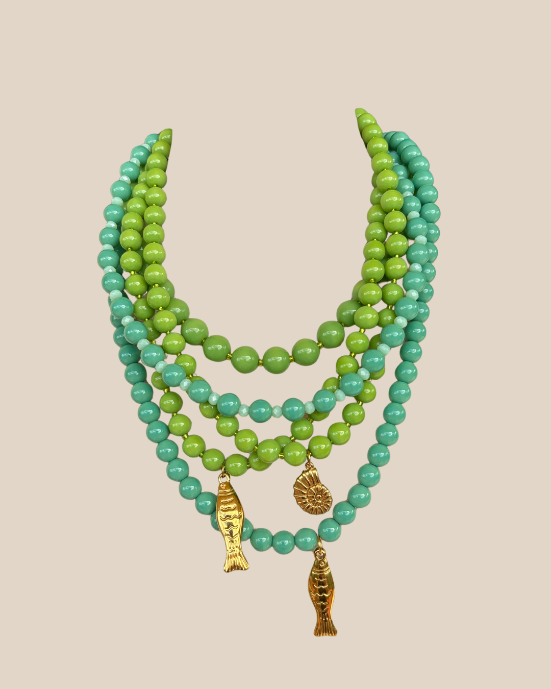Ave Necklace: Verde con Charm de Caracol en Stainless Steel