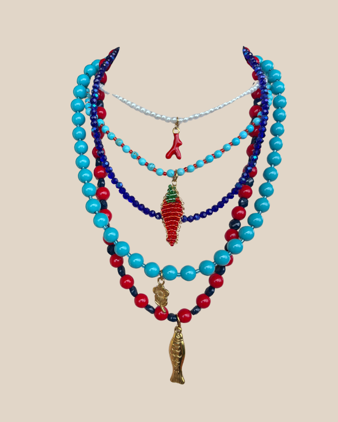 Ave Necklace: Perlas Artificiales con Charm de Coral