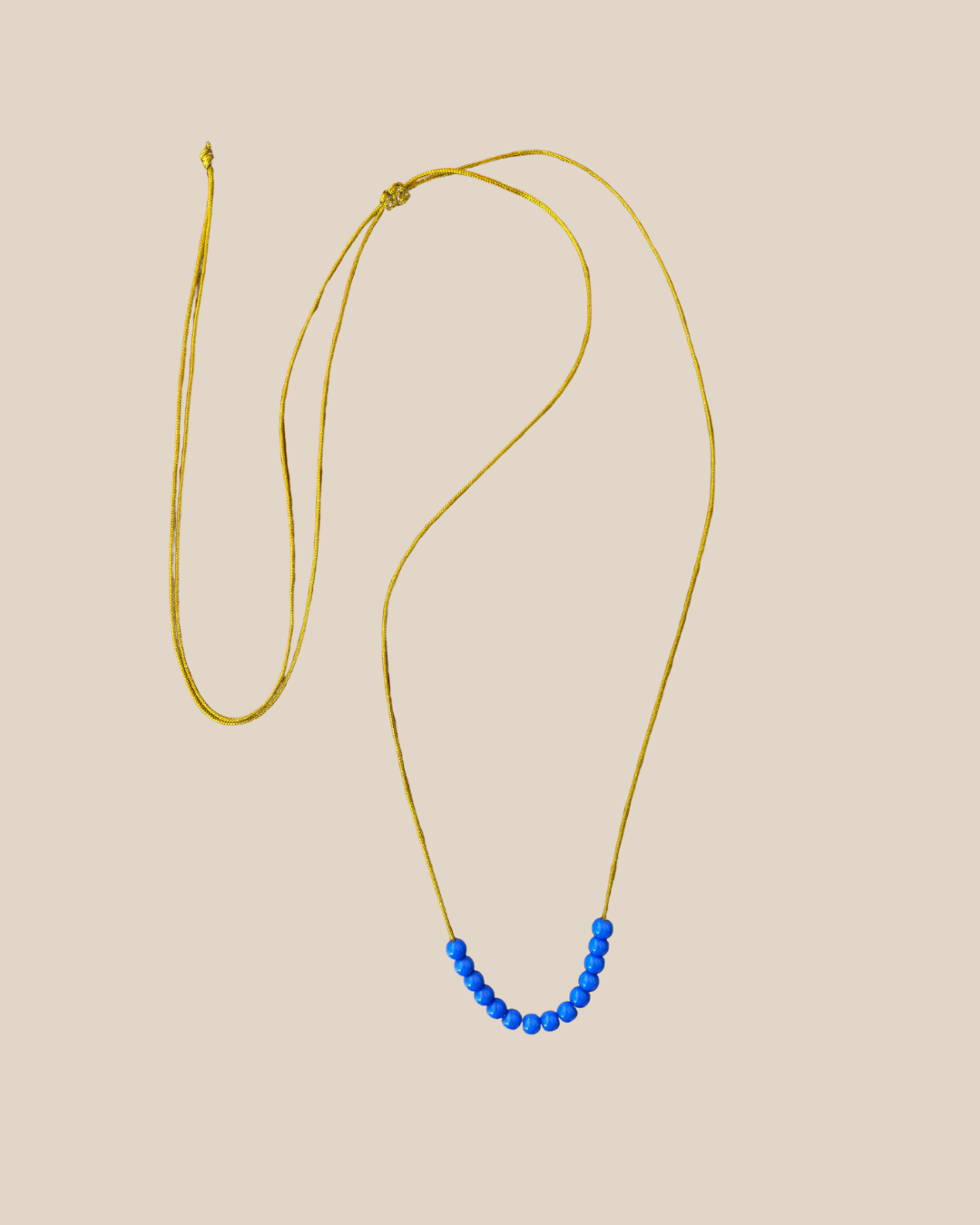 Ave Necklace: Cristales Azules en Hilo Ajustable