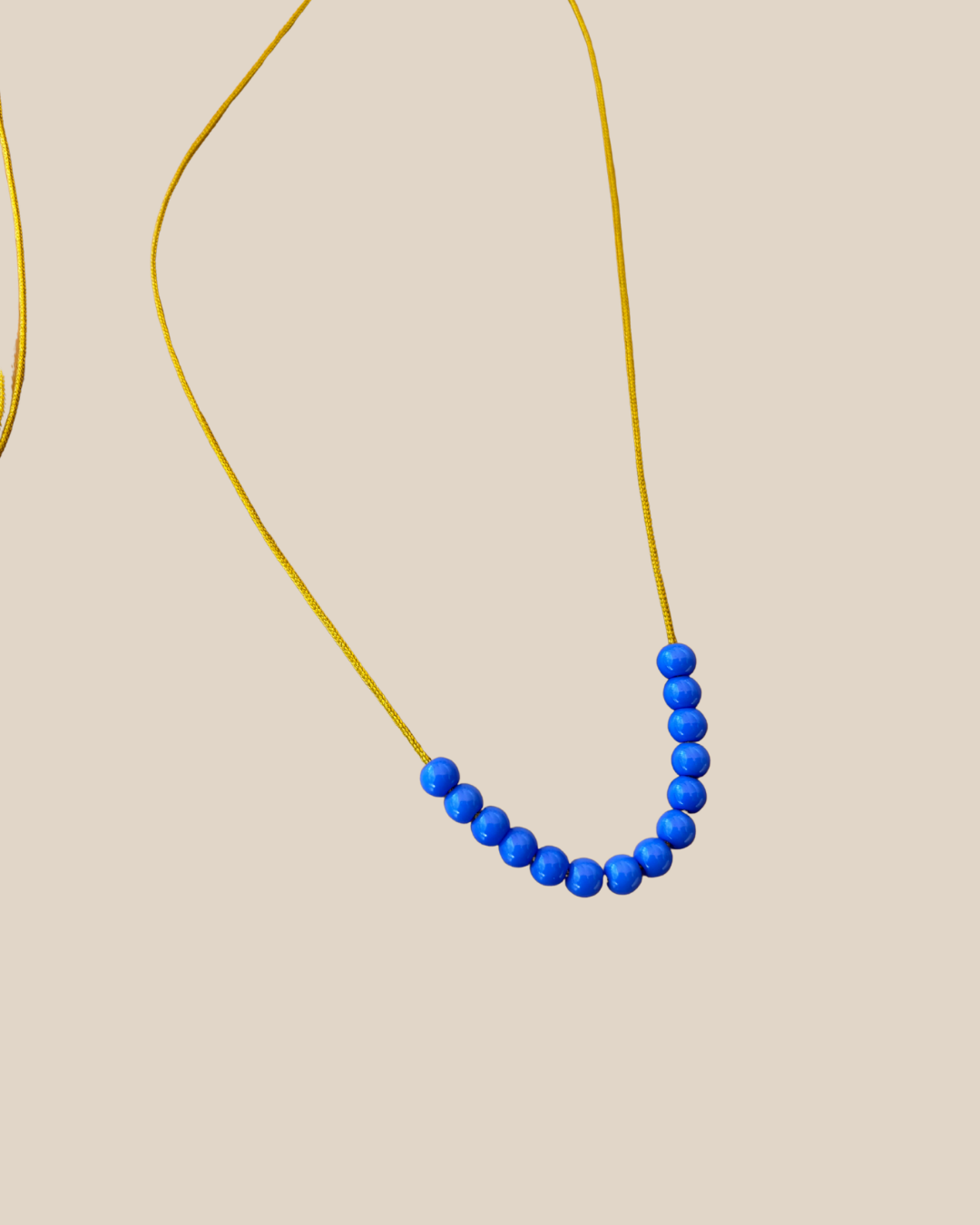 Ave Necklace: Cristales Azules en Hilo Ajustable