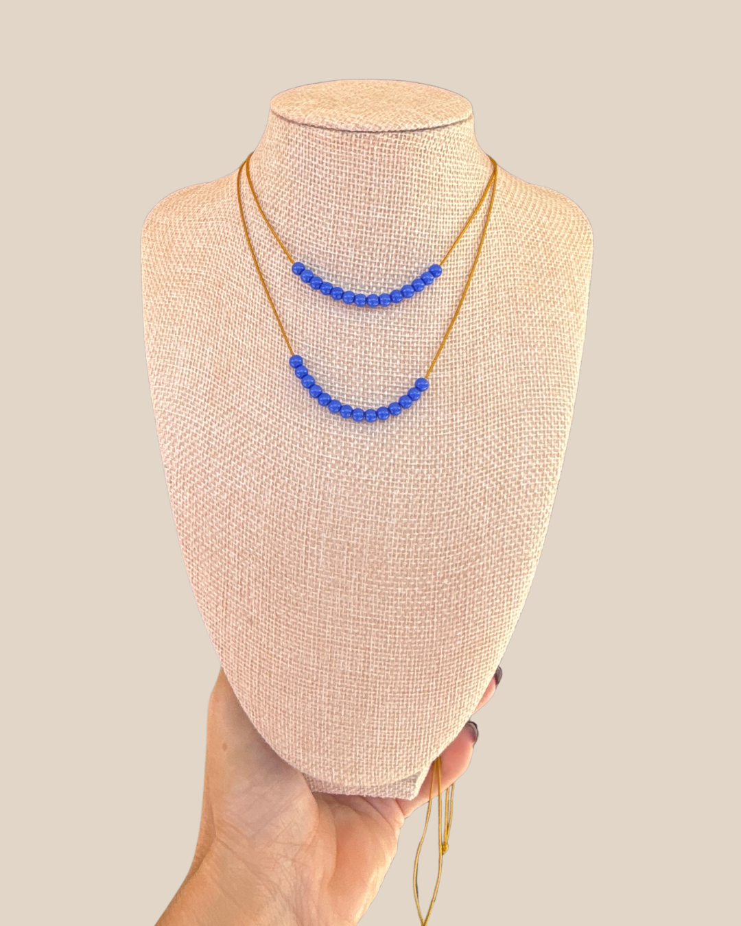 Ave Necklace: Cristales Azules en Hilo Ajustable
